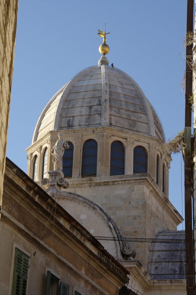 Što posjetiti 8 Slika prikazuje impresivnu kupolu katedrale sv. Jakova u Šibeniku, remek-djelo hrvatske renesanse i UNESCO-ovu svjetsku baštinu. Šibenik je udaljen oko 35 minuta vožnje od An-Mar apartmana i savršen je izbor za ljubitelje povijesti, arhitekture i kulture. Grad oduševljava uskim kamenim ulicama, impresivnim tvrđavama i pogledima na more, a tijekom ljeta nudi bogat kulturni program, posebno na tvrđavi sv. Mihovila koja je poznata po vrhunskim koncertima i nezaboravnoj atmosferi.
