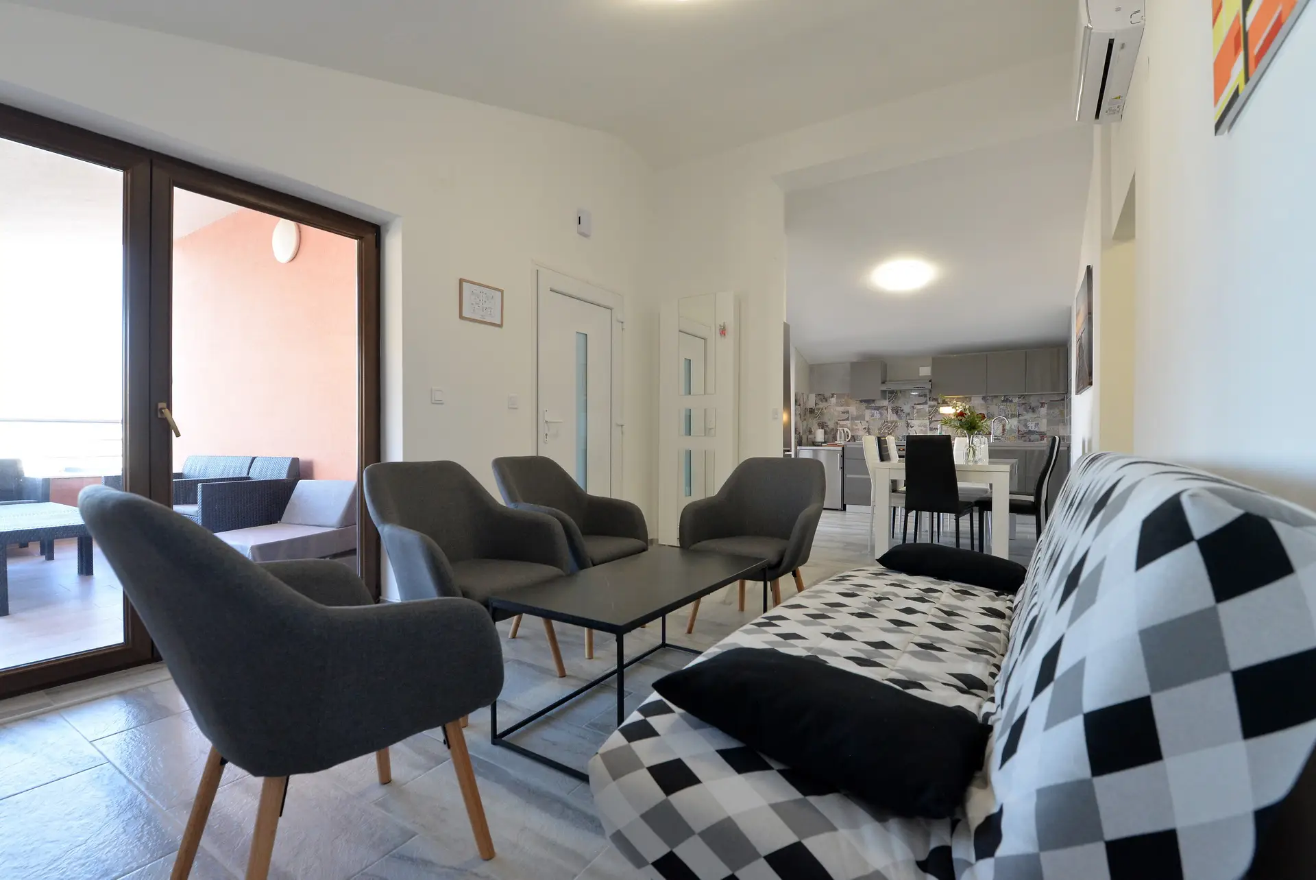 Naslovna 4 Na slici je prikazan primjer komfora apartmana s velikim staklenim stijenama. Apartmani su opremljeni kao kod kuće, pružajući sve što je potrebno za ugodan boravak, što ih čini idealnim za obitelji i za duži boravak.