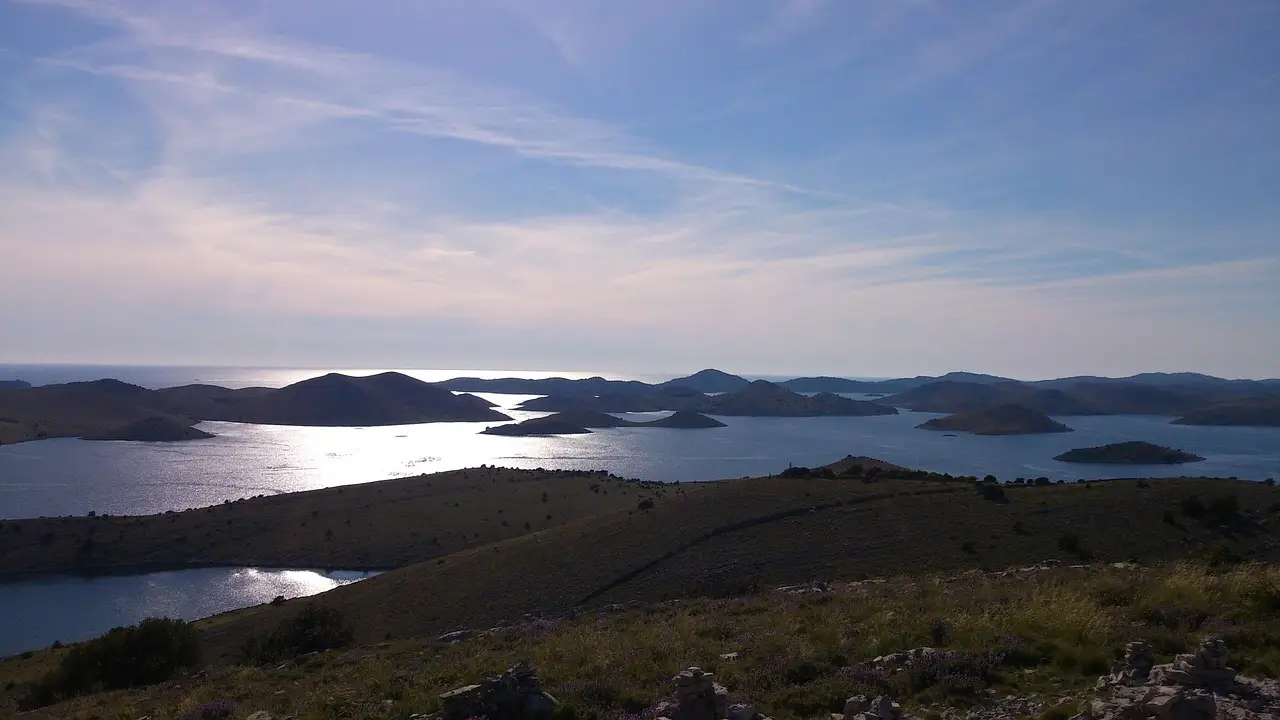 Naslovna 5 Na slici je prikazan panoramski pogled na otočiće Nacionalnog parka Kornati, poznatog po svojoj jedinstvenoj prirodnoj ljepoti i netaknutoj mediteranskoj vegetaciji. Ova zaštićena morska područja nude gostima An-Mar apartmana priliku za istraživanje i uživanje u autentičnom okruženju jadranske obale.
