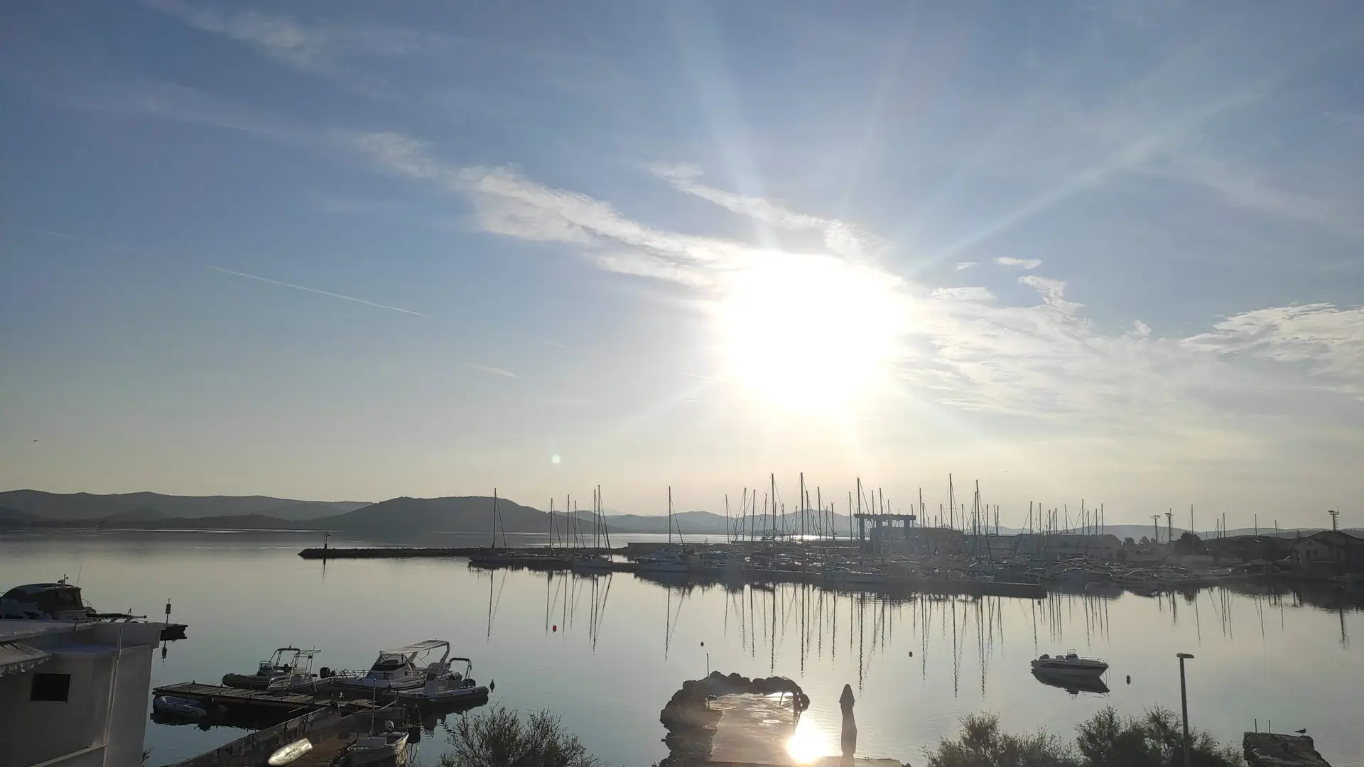 Naslovna 7 Na slici je prikazan prekrasan pogled u zoru s jednog od balkona An-Mar apartmana u Betini. Mekani tonovi jutarnjeg neba i spokoj mora stvaraju mirnu i inspirativnu atmosferu, savršenu za početak dana u udobnosti doma daleko od kuće.