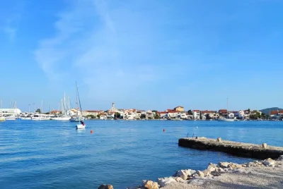 Obala-ispred-kuće-u-prvom-redu-do-mora-u-Betini-An-Mar-apartmani Na slici je prikazana obala ispred kuće u kojoj su smješteni An-Mar apartmani, smještena u prvom redu do mora u Betini na otoku Murteru. Ova lokacija omogućuje neposredan pristup moru i pruža prekrasan pogled na more, idealan za opuštajući i ugodan boravak.